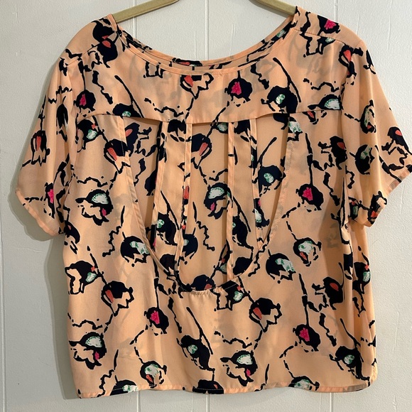 Soprano - Peach top w/ navy tulip pattern - Unique open back cutout - Size L - Picture 1 of 3